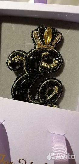 Именная брошь буква Е