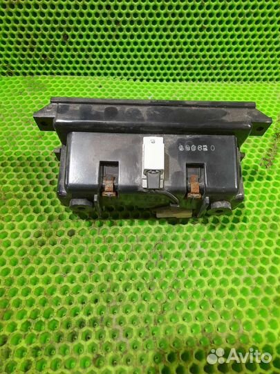 Пепельница центральной консоли Nissan Laurel C34