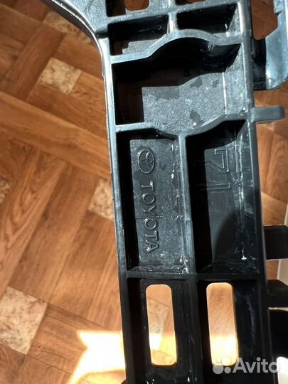 Кронштейн заднего бампера правый Toyota Camry V70