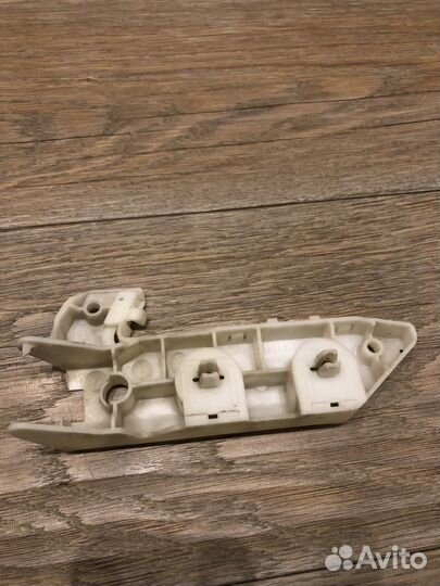 Кронштейн направляющая бампера переднего правое