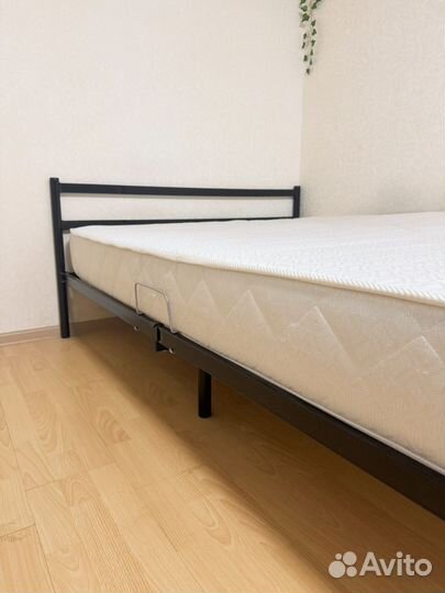 Кровать с матрасом 140х200