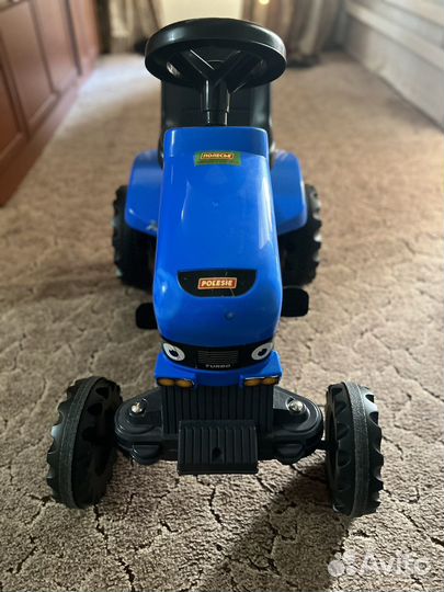 Синий трактор с прицепом