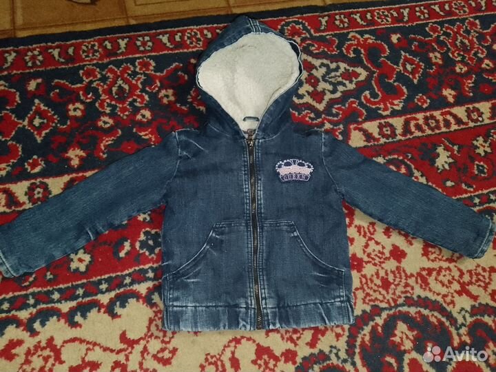 На девочку куртка