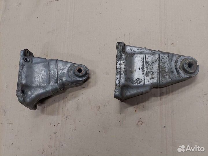 Кронштейн крепления двигателя Мерседес W220