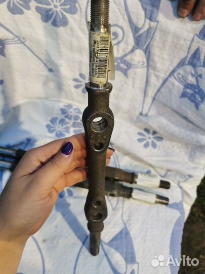 Ось верхнего рычага