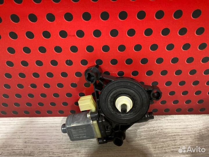 Моторчик стеклоподъемника задний левый Porsche