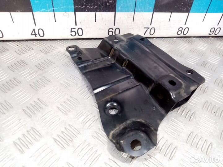 Б/У Кронштейн передей стойки правый#001