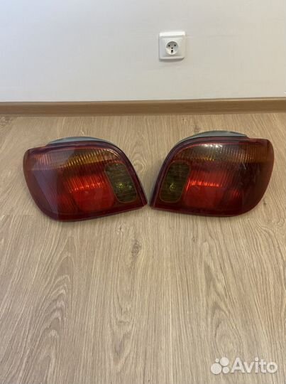 Фонарь Toyota Vitz левый и правый