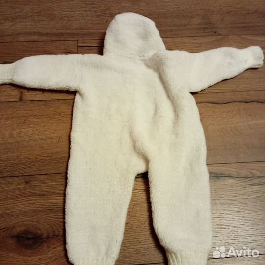 Вязаный комбинезон для новорожденного