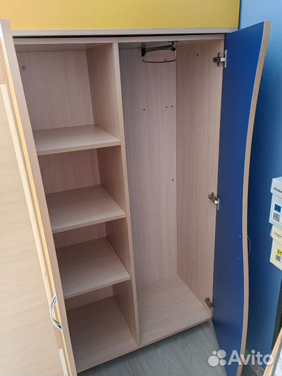 Детская кровать чердак со столом и шкафом