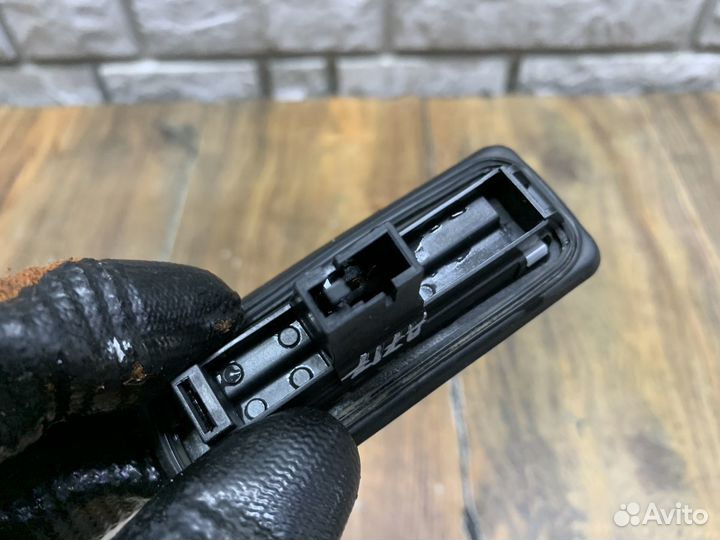 Skoda Octavia A7 Кнопка открывания багажника