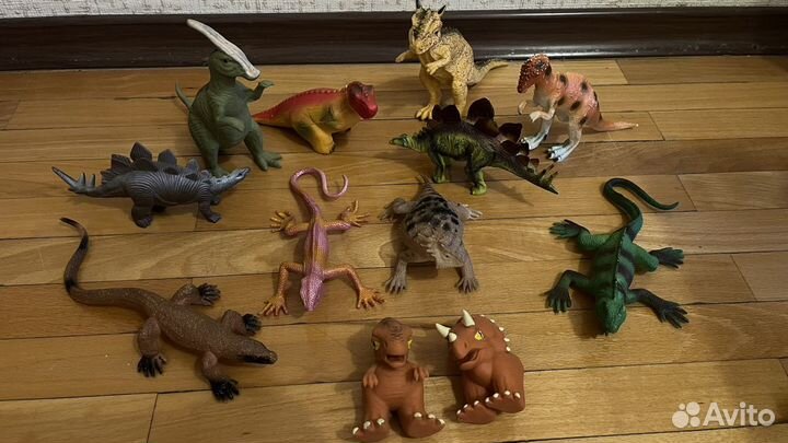 Игрушки динозавры и ящерицы