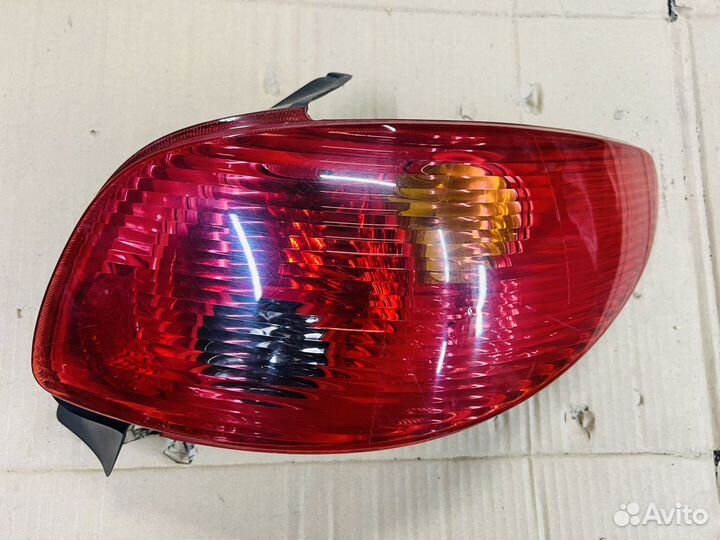 Фонарь задний правый Peugeot-206