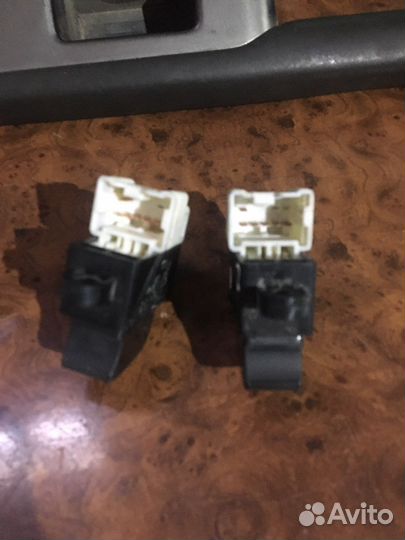 Кнопка стеклоподъемника задний Nissan X-Trail T30