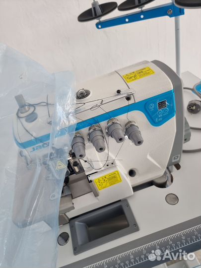 Швейная машинка Jack F4 и оверлок e4s