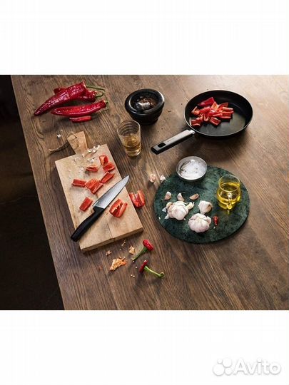 Нож поварской средний Fiskars Hard Edge 1051748