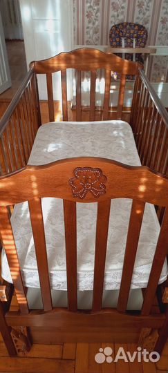 Детская кровать, стул для кормления и постель
