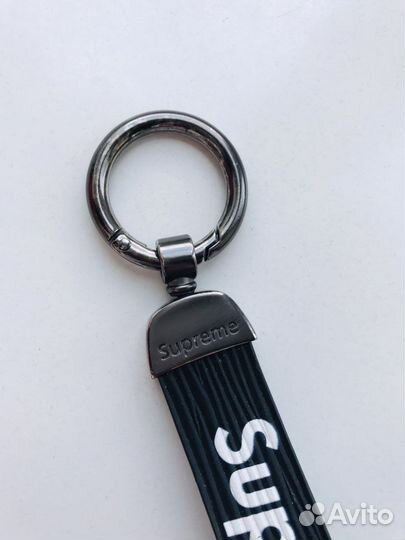 Брелок Supreme черный