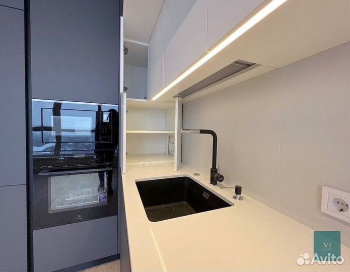 Кухня встроенная светлая