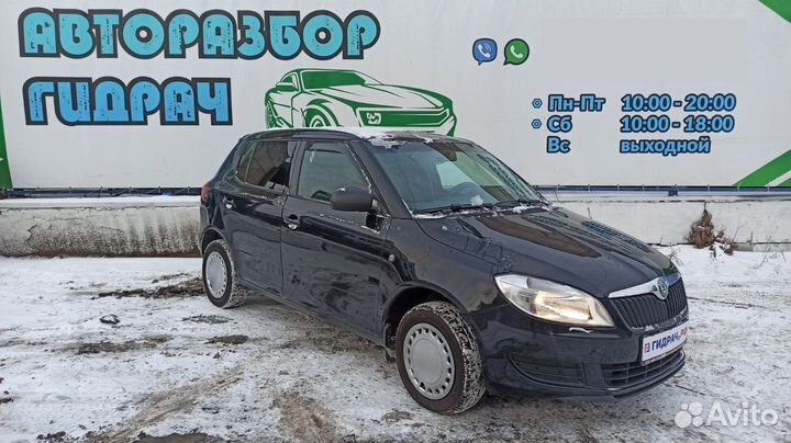 Обшивка стойки левая средняя нижняя Skoda Fabia 2 5J6867281