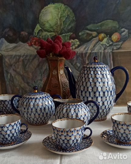 Сервизы чайный, кофейный,кувшин и подсвечник