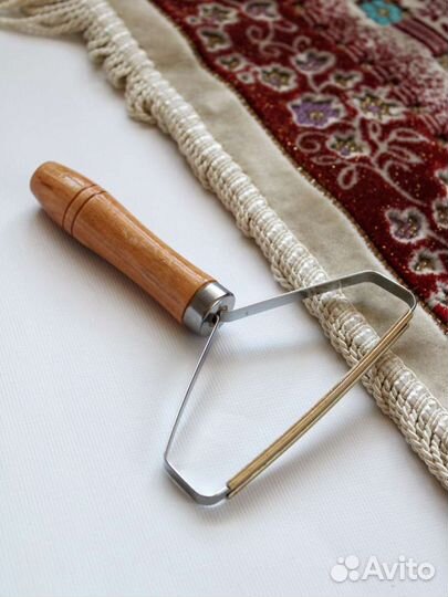 Щётка скребок для одежды, мебели и ковров