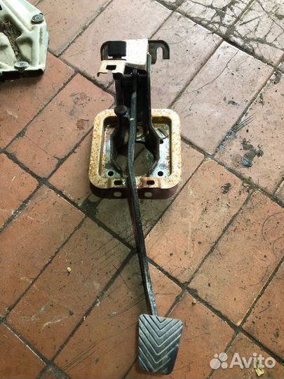 Педаль тормоза Mitsubishi Lancer седан 4G18 2005