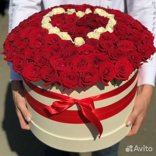 101 роза красная и белая в Шляпной коробке