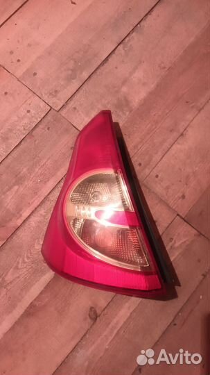 Фонарь задний левый на renault sandero 1