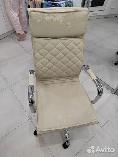 Компьютерное кресло бу бежевое