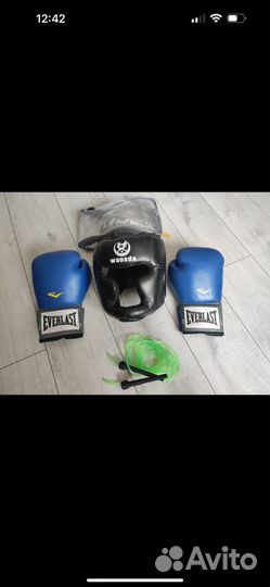 Боксерский шлем, боксерские перчатки и скакалка