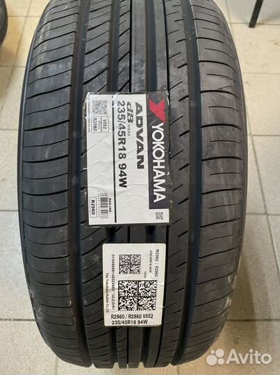 Yokohama Advan dB V552 235/45 R18 94W