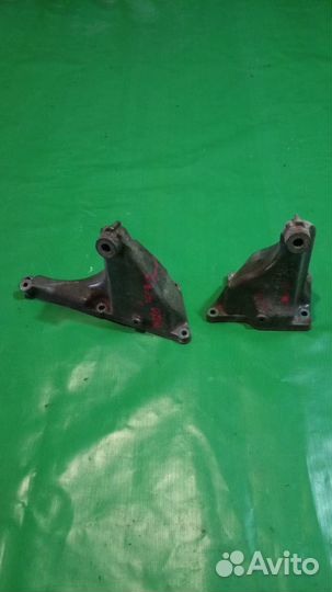 Опора кронштейн двигателя Mercedes W220 m113