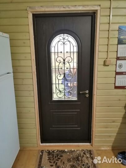 Входная дверь с ковкой