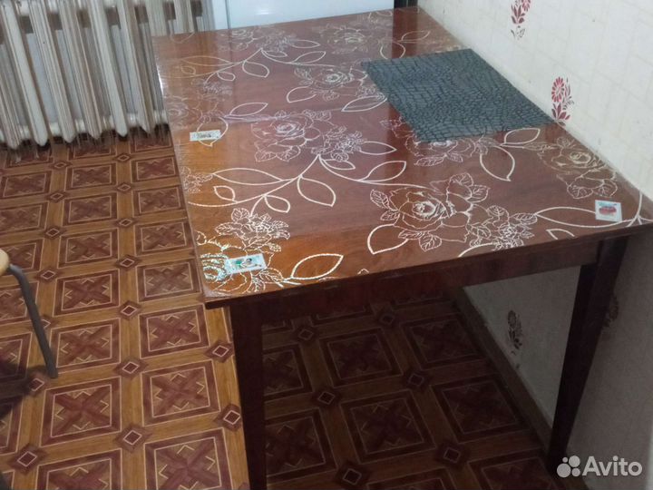 Стол и стулья