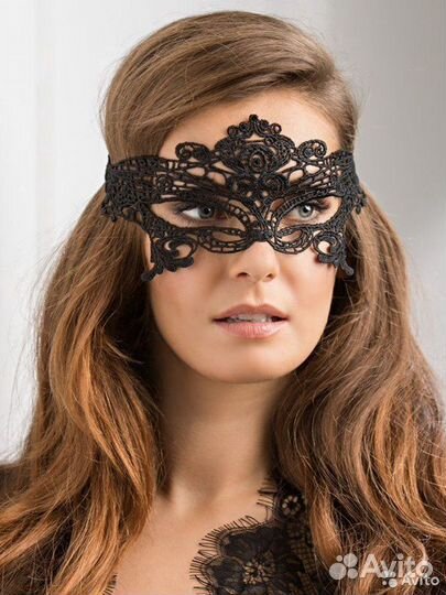 Эротическая черная ажурная маска и наручники