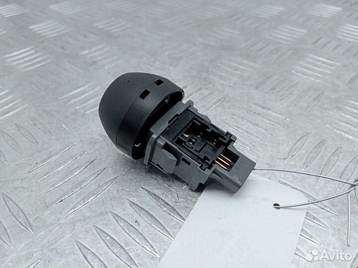 Кнопка аварийной сигнализации Toyota RAV4