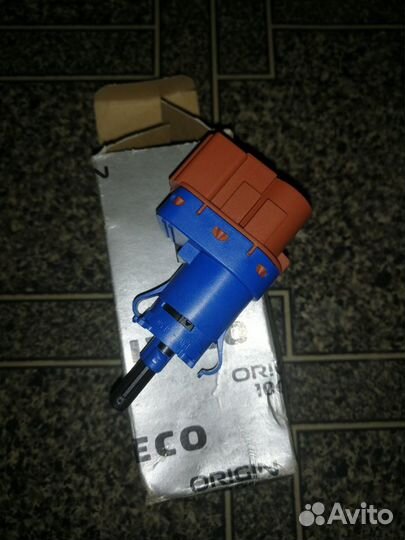 Датчик стоп-сигнала Iveco Ивеко 500054787