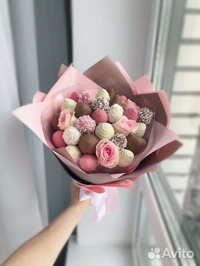 Букет из клубники в шоколаде с розами