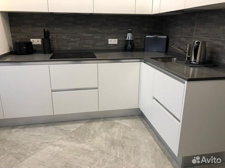 Угловая кухня под потолок на заказ