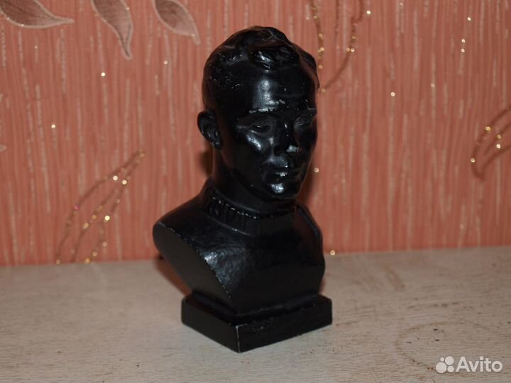 Бюст космонавт