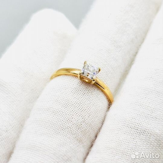 Золотое кольцо с фианитом 16р