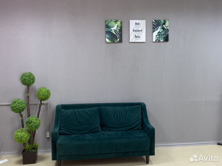 Искусственные цветы в горшках