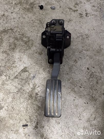 Nissan Terrano педаль газа