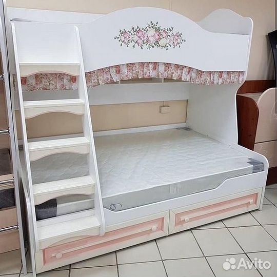 Двухъярусная кровать