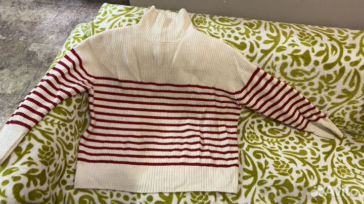 Продам свитер с высоким горлом