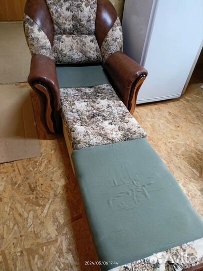 Угловой диван и кресло в хорошем состояние