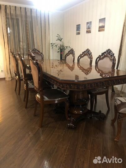 Стол и стулья