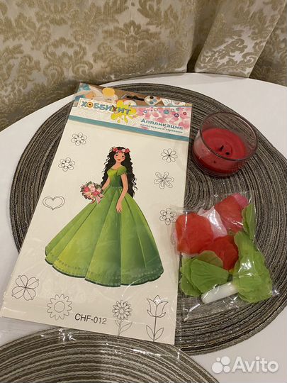 Аппликация лепестками и стразами