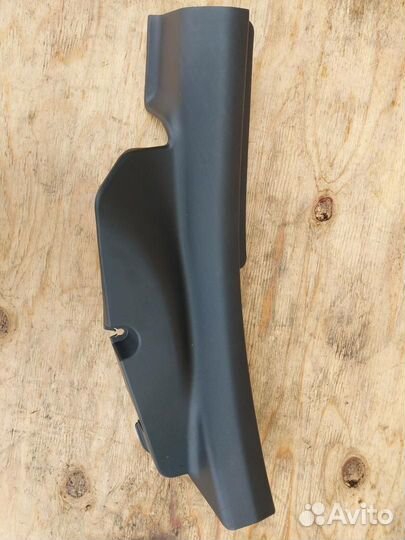 Накладка внутренняя на порог задняя правая